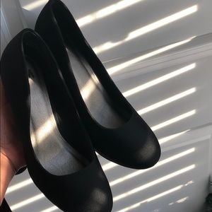 Black close-toed heels